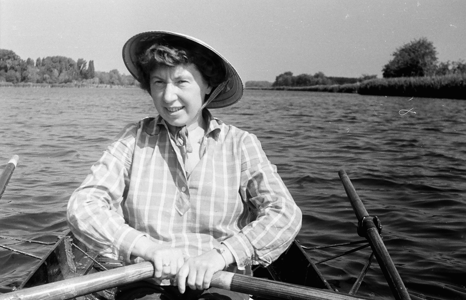 Hungary, evezős a Ráckevei (Soroksári)-Dunán., 1961, Umann Kornél, straw hat, Fortepan #28146