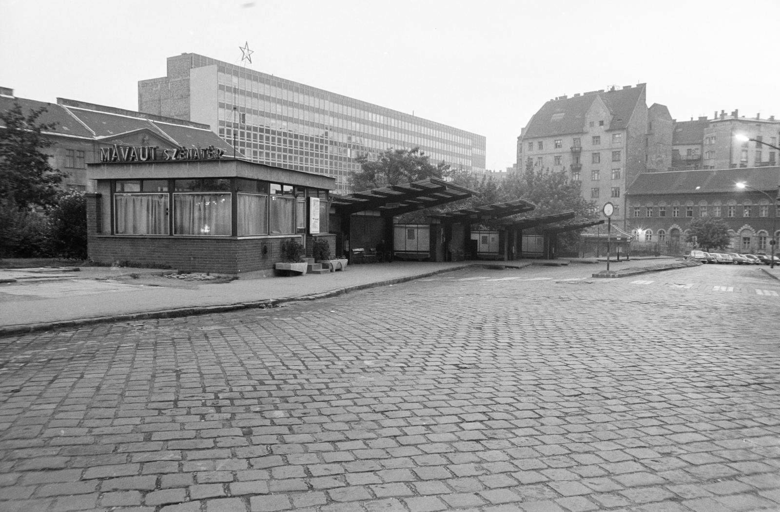 Magyarország, Budapest II., a MÁVAUT Széna téri végállomása a Csalogány utca - Varsányi Irén utca saroktól nézve. Háttérben az egykori Margit körúti bíróság és börtön, ettől jobbra a Kohó- és Gépipari Minisztérium épülete a Margit körút (Mártírok útja) mellett. A kép forrását kérjük így adja meg: Fortepan / Budapest Főváros Levéltára. Levéltári jelzet: HU.BFL.XV.19.c.10, 1972, Budapest Főváros Levéltára / BRFK helyszínelési fényképei, BRFK Hivatala Bűnügyi Technikai Osztály, MÁVAUT-szervezet, Budapest, Fortepan #281466