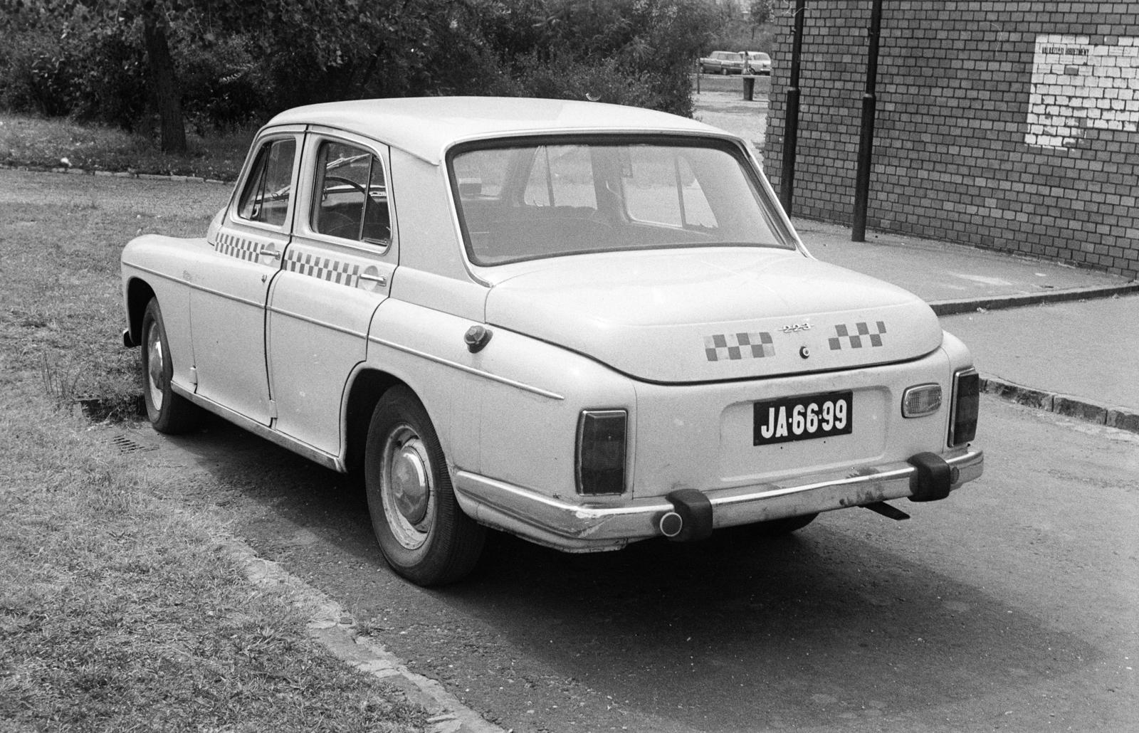 Hungary, Budapest IX., Toronyház utca, a felvétel a 3. számú épület előtti parkolóban készült. A kép forrását kérjük így adja meg: Fortepan / Budapest Főváros Levéltára. Levéltári jelzet: HU.BFL.XV.19.c.10, 1972, Budapest Főváros Levéltára / BRFK helyszínelési fényképei, BRFK Hivatala Bűnügyi Technikai Osztály, number plate, taxicab, Budapest, Fortepan #281535