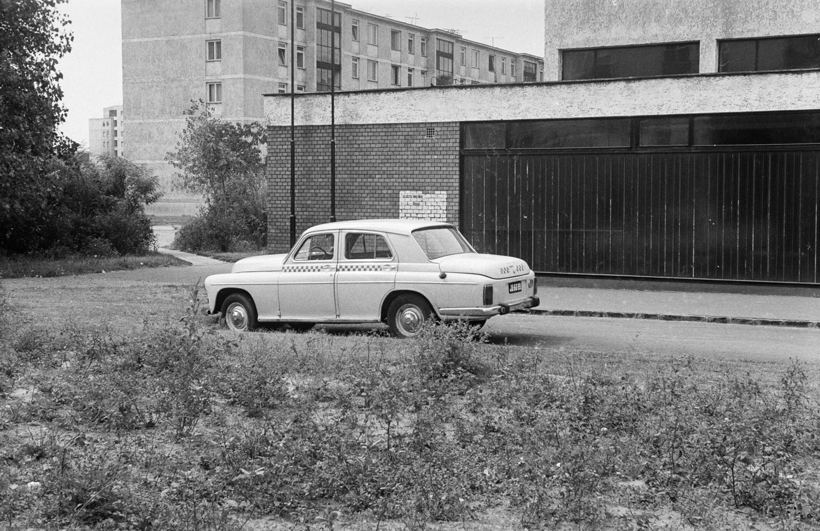 Hungary, Budapest IX., Toronyház utca, a felvétel a 3. számú épület előtti parkolóban készült. Háttérben balra a Dési Huber utca 22. számú ház látszik. A kép forrását kérjük így adja meg: Fortepan / Budapest Főváros Levéltára. Levéltári jelzet: HU.BFL.XV.19.c.10, 1972, Budapest Főváros Levéltára / BRFK helyszínelési fényképei, BRFK Hivatala Bűnügyi Technikai Osztály, taxicab, Budapest, Fortepan #281536