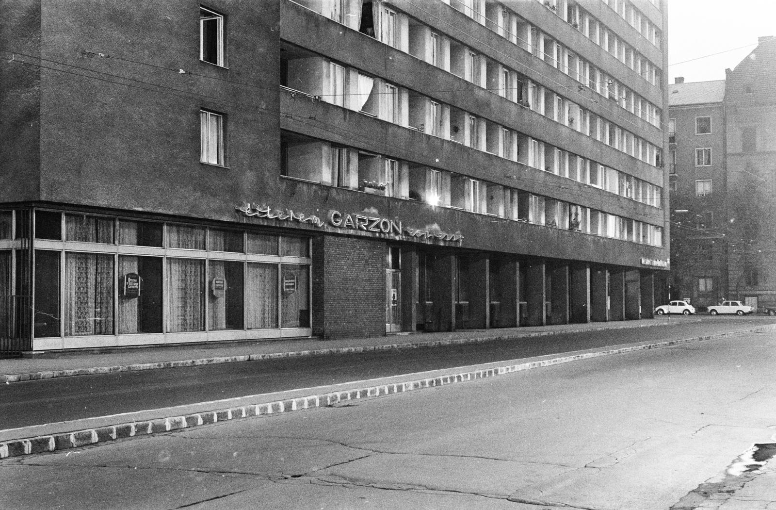 Hungary, Budapest VII., Bajza utca 1., Garzonház, földszintjén a Garzon étterem és eszpresszó, jobbra a Damjanich utca. A kép forrását kérjük így adja meg: Fortepan / Budapest Főváros Levéltára. Levéltári jelzet: HU.BFL.XV.19.c.10, 1972, Budapest Főváros Levéltára / BRFK helyszínelési fényképei, BRFK Hivatala Bűnügyi Technikai Osztály, Budapest, Fortepan #281538