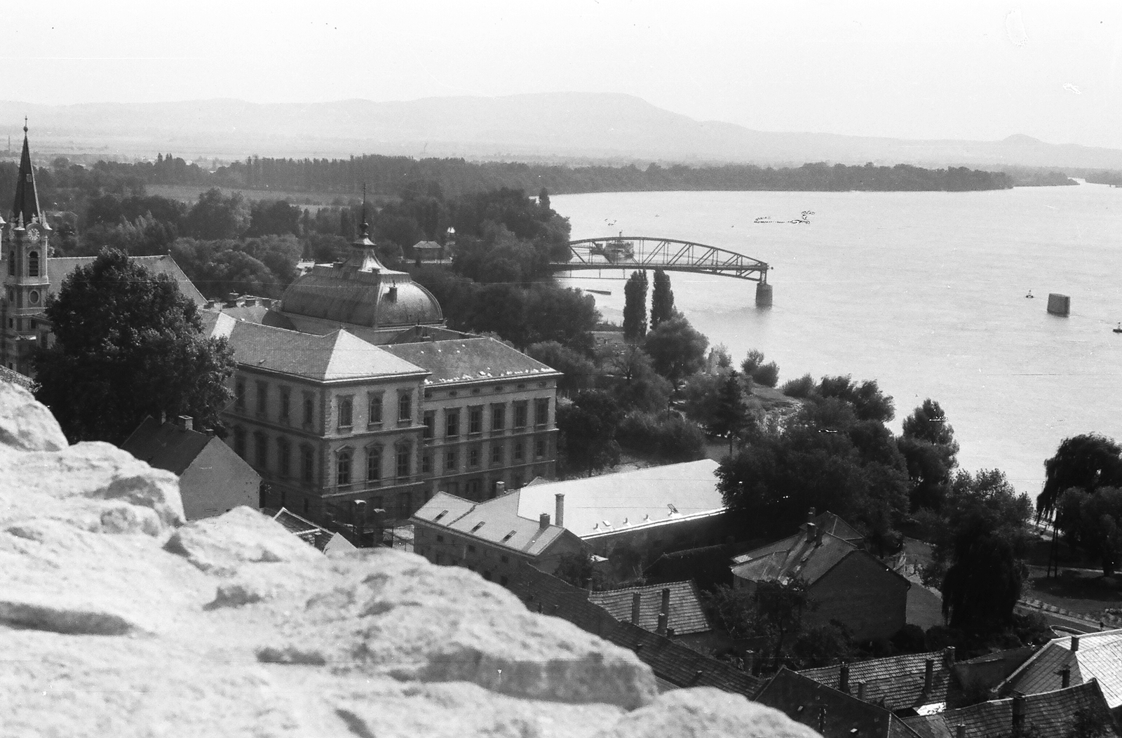 Hungary, Esztergom, kilátás a Várhegyről, balra a Prímási palota, háttérben a Duna és a Mária Valéria híd maradványai., 1961, Umann Kornél, wrecked bridge, Danube, Duna-bridge, János Feketeházy-design, Fortepan #28155