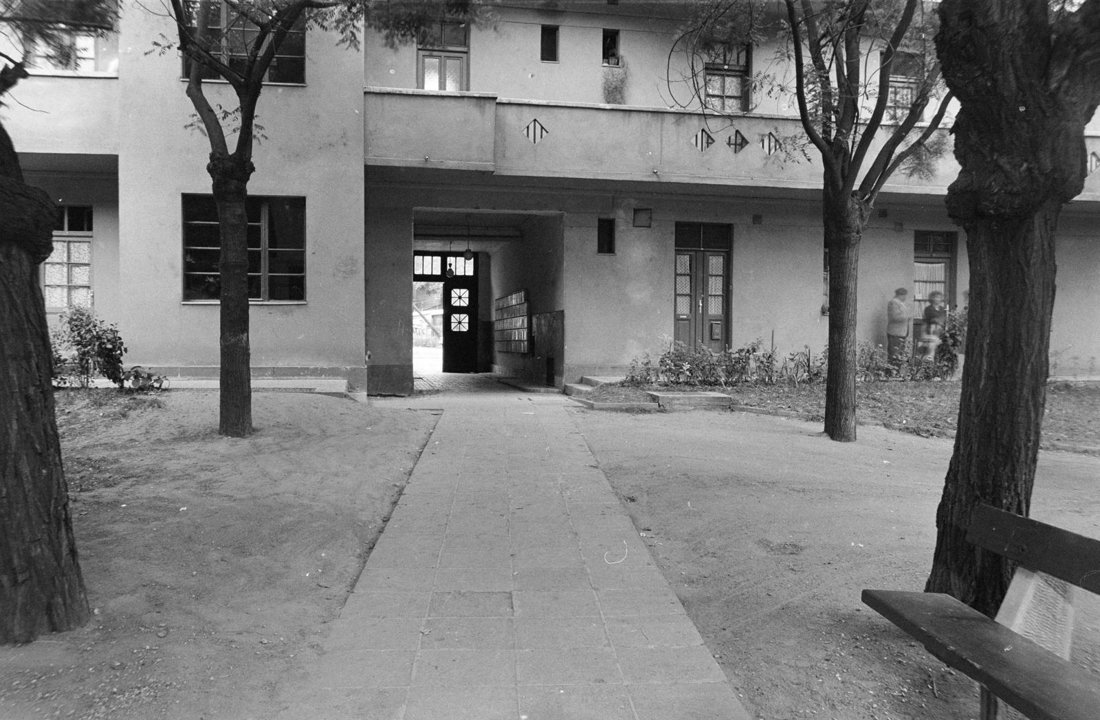 Hungary, Budapest XI., Bartók Béla út, a 126-os számú ház udvara. A kép forrását kérjük így adja meg: Fortepan / Budapest Főváros Levéltára. Levéltári jelzet: HU.BFL.XV.19.c.10, 1972, Budapest Főváros Levéltára / BRFK helyszínelési fényképei, BRFK Hivatala Bűnügyi Technikai Osztály, bench, yard, Budapest, Fortepan #281551