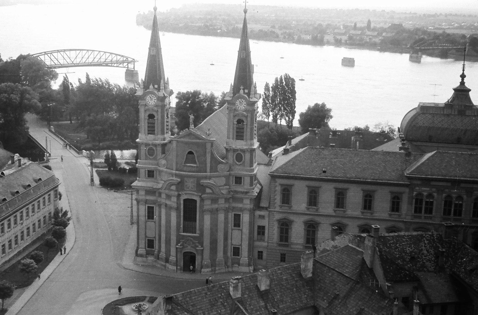 Magyarország, Esztergom, Vízivárosi (Szent Ignác) templom és prímási palota, háttérben a Mária Valéria híd maradványai., 1961, Umann Kornél, hídroncs, Duna, Duna-híd, Feketeházy János-terv, Fortepan #28156