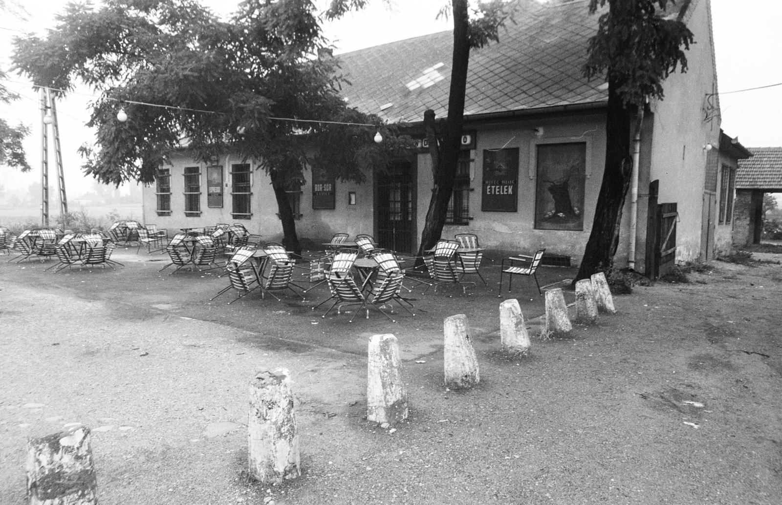 A kép forrását kérjük így adja meg: Fortepan / Budapest Főváros Levéltára. Levéltári jelzet: HU.BFL.XV.19.c.10, 1972, Budapest Főváros Levéltára / BRFK helyszínelési fényképei, BRFK Hivatala Bűnügyi Technikai Osztály, restaurant, terrace, Fortepan #281572