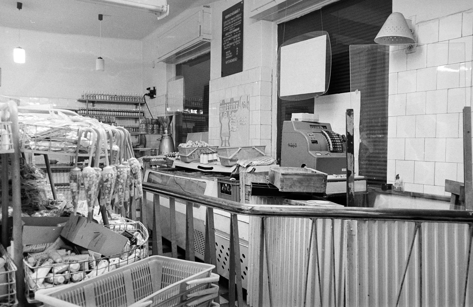 Hungary, Budapest XIII., Jász utca 78., KÖZÉRT fűszer-csemegeüzlet a Zsinór (Kelli) utca sarkán. A kép forrását kérjük így adja meg: Fortepan / Budapest Főváros Levéltára. Levéltári jelzet: HU.BFL.XV.19.c.10, 1972, Budapest Főváros Levéltára / BRFK helyszínelési fényképei, BRFK Hivatala Bűnügyi Technikai Osztály, shop interior, cash register, Budapest, Fortepan #281594