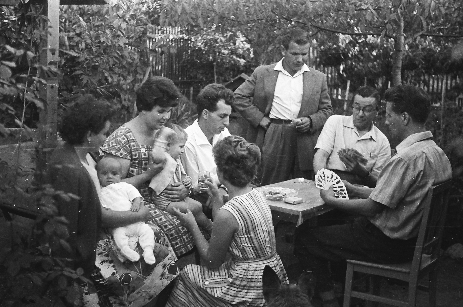 Hungary, Budapest XVIII., 1962, Umann Kornél, garden, card game, Budapest, Fortepan #28160