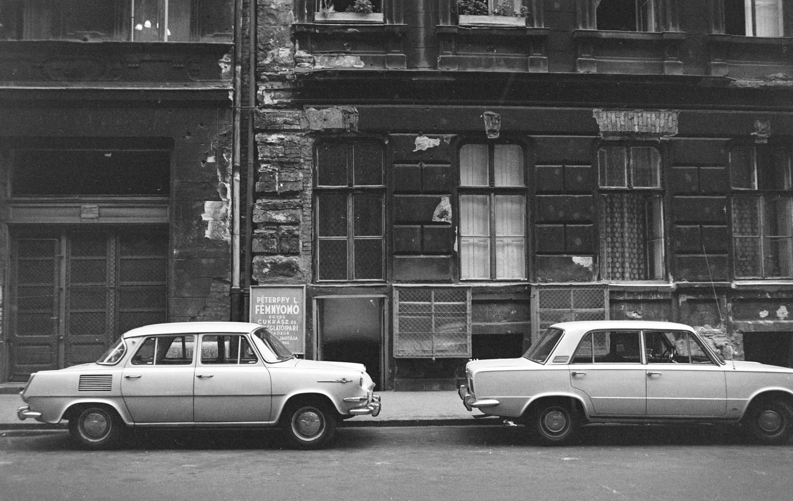 Magyarország, Budapest VII., Kertész utca, szemben a 27. és 25. számú ház. A kép forrását kérjük így adja meg: Fortepan / Budapest Főváros Levéltára. Levéltári jelzet: HU.BFL.XV.19.c.10, 1972, Budapest Főváros Levéltára / BRFK helyszínelési fényképei, BRFK Hivatala Bűnügyi Technikai Osztály, Skoda 1000 MB, Budapest, Polski Fiat 125p, Fortepan #281615