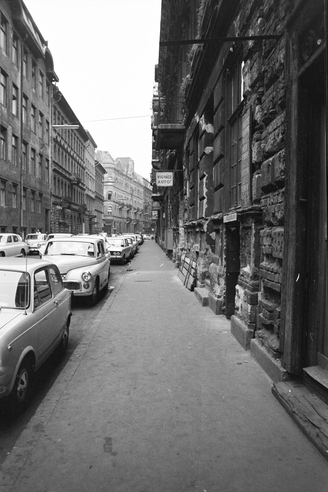 Hungary, Budapest VII., Kertész utca a Wesselényi utca - Dob utca közötti szakaszon. A kép forrását kérjük így adja meg: Fortepan / Budapest Főváros Levéltára. Levéltári jelzet: HU.BFL.XV.19.c.10, 1972, Budapest Főváros Levéltára / BRFK helyszínelési fényképei, BRFK Hivatala Bűnügyi Technikai Osztály, Budapest, Fortepan #281619