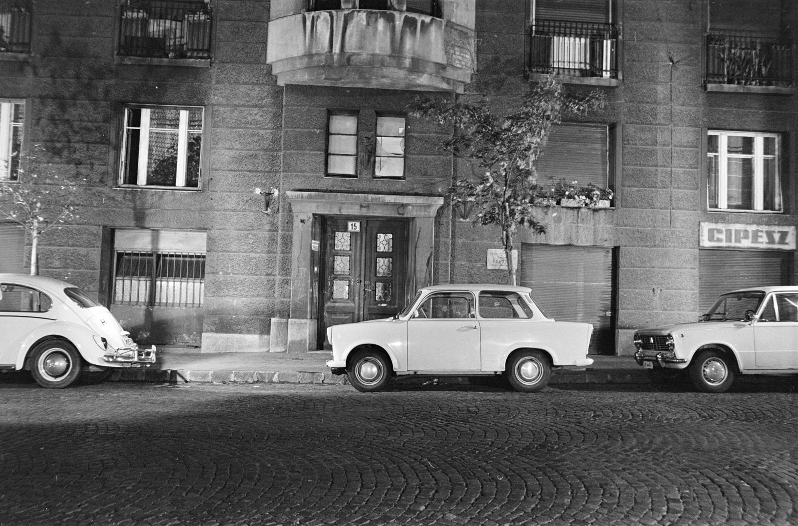 Hungary, Budapest XI., Lágymányosi utca, a felvétel a 15-ós számú ház előtt készólt. A kép forrását kérjük így adja meg: Fortepan / Budapest Főváros Levéltára. Levéltári jelzet: HU.BFL.XV.19.c.10, 1972, Budapest Főváros Levéltára / BRFK helyszínelési fényképei, BRFK Hivatala Bűnügyi Technikai Osztály, Budapest, Volkswagen Beetle, Fortepan #281633
