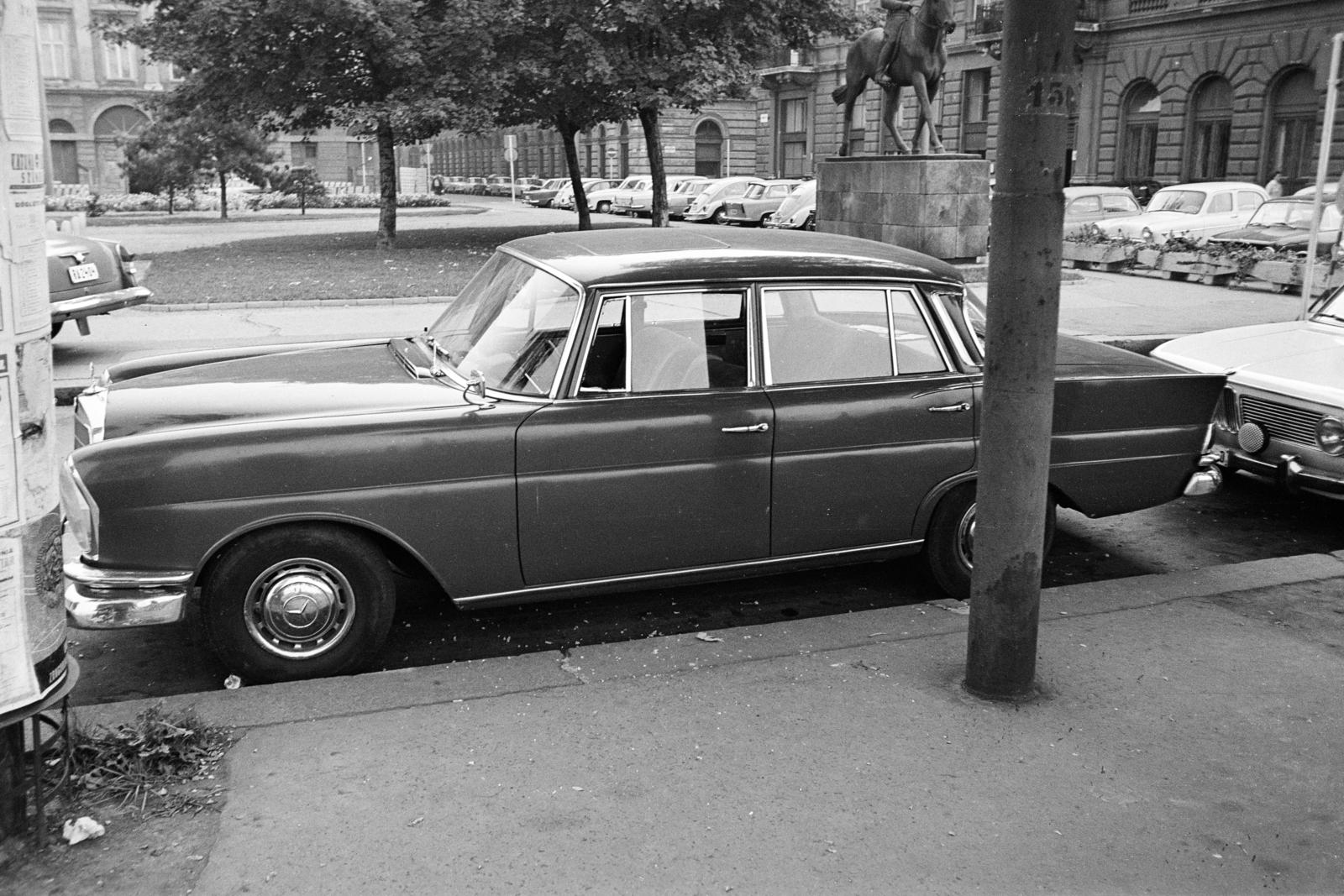 Hungary, Budapest V., Dunakorzó, jobbra Wekerle Sándor (Szende Pál) utca mellett Pátzay Pál alkotása, a Sportlovas (1954) lázható. A kép forrását kérjük így adja meg: Fortepan / Budapest Főváros Levéltára. Levéltári jelzet: HU.BFL.XV.19.c.10, 1972, Budapest Főváros Levéltára / BRFK helyszínelési fényképei, BRFK Hivatala Bűnügyi Technikai Osztály, car park, Budapest, Fortepan #281654