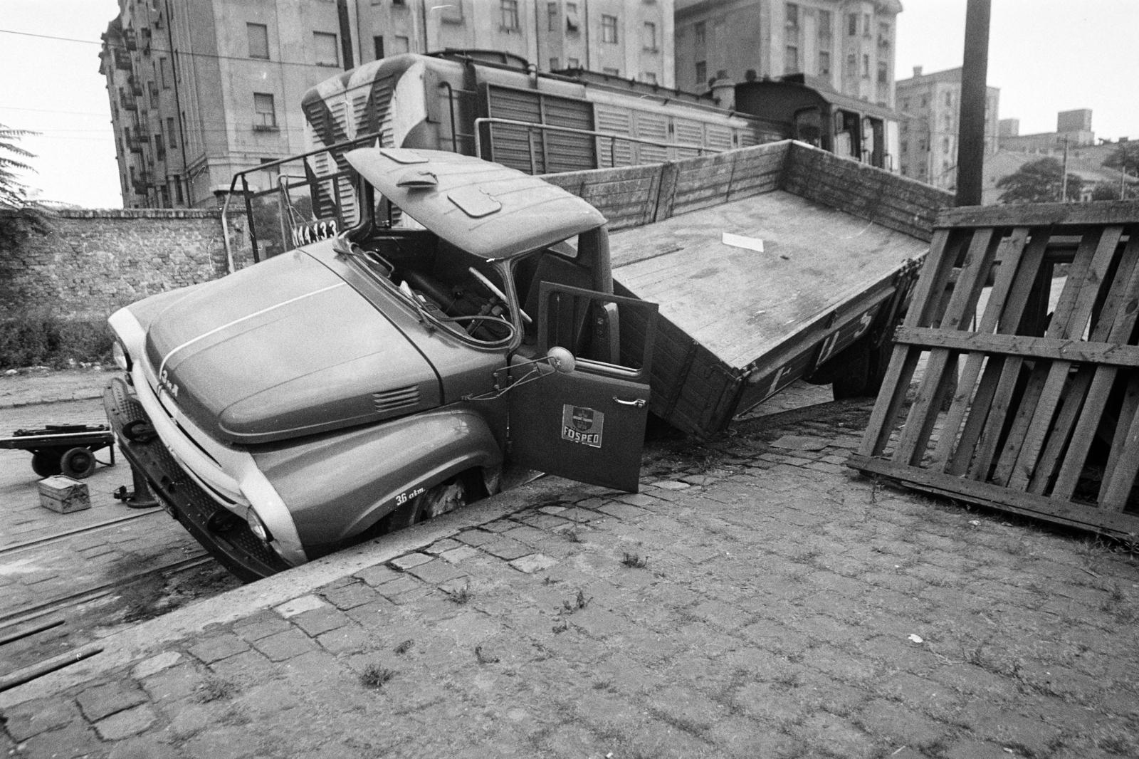 Hungary, Budapest IX., Dunaparti teherpályaudvar, a baleset hátterében a Soroksári út Pápay István utca - Tóth Kálmán utca közötti épületsora látható. A kép forrását kérjük így adja meg: Fortepan / Budapest Főváros Levéltára. Levéltári jelzet: HU.BFL.XV.19.c.10, 1972, Budapest Főváros Levéltára / BRFK helyszínelési fényképei, BRFK Hivatala Bűnügyi Technikai Osztály, MÁV M44 series, wreck, accident, Budapest, Fortepan #281656