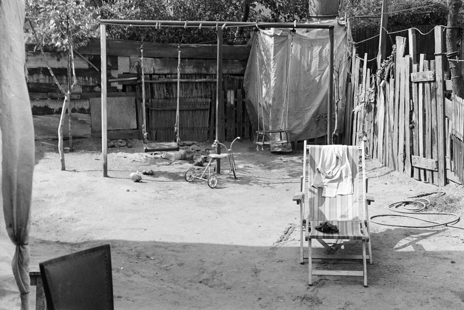 A kép forrását kérjük így adja meg: Fortepan / Budapest Főváros Levéltára. Levéltári jelzet: HU.BFL.XV.19.c.10, 1972, Budapest Főváros Levéltára / BRFK helyszínelési fényképei, BRFK Hivatala Bűnügyi Technikai Osztály, tricikli, nyugágy, hinta, Fortepan #281671