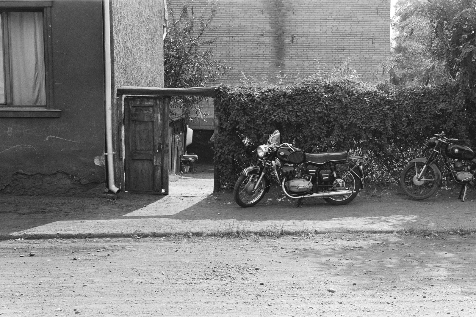 A kép forrását kérjük így adja meg: Fortepan / Budapest Főváros Levéltára. Levéltári jelzet: HU.BFL.XV.19.c.10, 1972, Budapest Főváros Levéltára / BRFK helyszínelési fényképei, BRFK Hivatala Bűnügyi Technikai Osztály, motorcycle, Fortepan #281675
