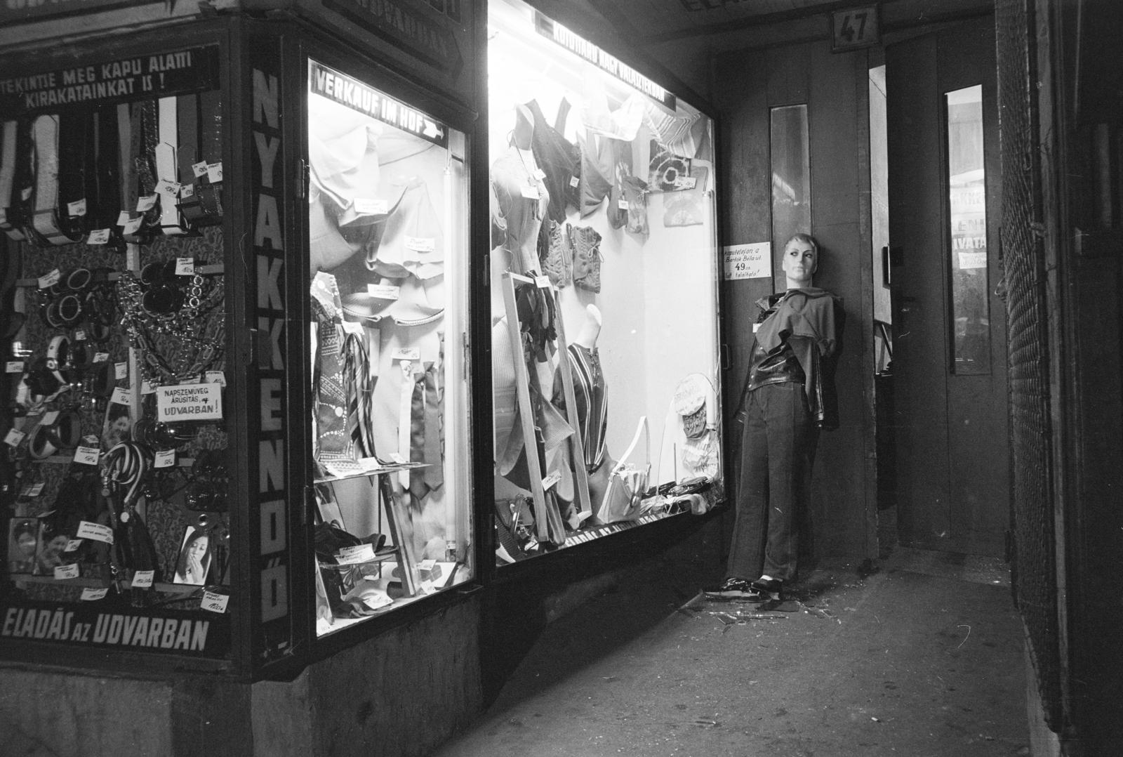 Hungary, Budapest XI., Bartók Béla út, kirakatok a 47-es számu ház kapuja előtt. A kép forrását kérjük így adja meg: Fortepan / Budapest Főváros Levéltára. Levéltári jelzet: HU.BFL.XV.19.c.10, 1972, Budapest Főváros Levéltára / BRFK helyszínelési fényképei, BRFK Hivatala Bűnügyi Technikai Osztály, mannequin, Show window, Budapest, Fortepan #281677