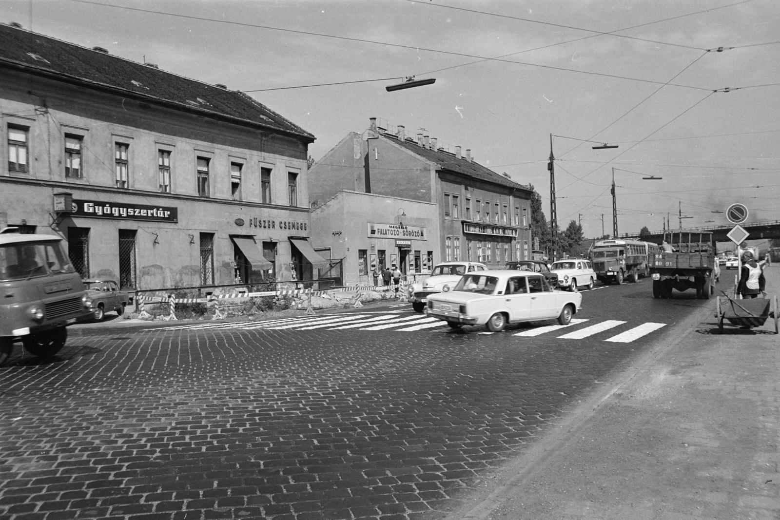 Magyarország, Budapest IX., Soroksári út, a gépkocsik a Kvassay Jenő útról kanyarodnak ki. A kép forrását kérjük így adja meg: Fortepan / Budapest Főváros Levéltára. Levéltári jelzet: HU.BFL.XV.19.c.10, 1972, Budapest Főváros Levéltára / BRFK helyszínelési fényképei, BRFK Hivatala Bűnügyi Technikai Osztály, gyalogátkelő, Budapest, Polski Fiat 125p, Fortepan #281694