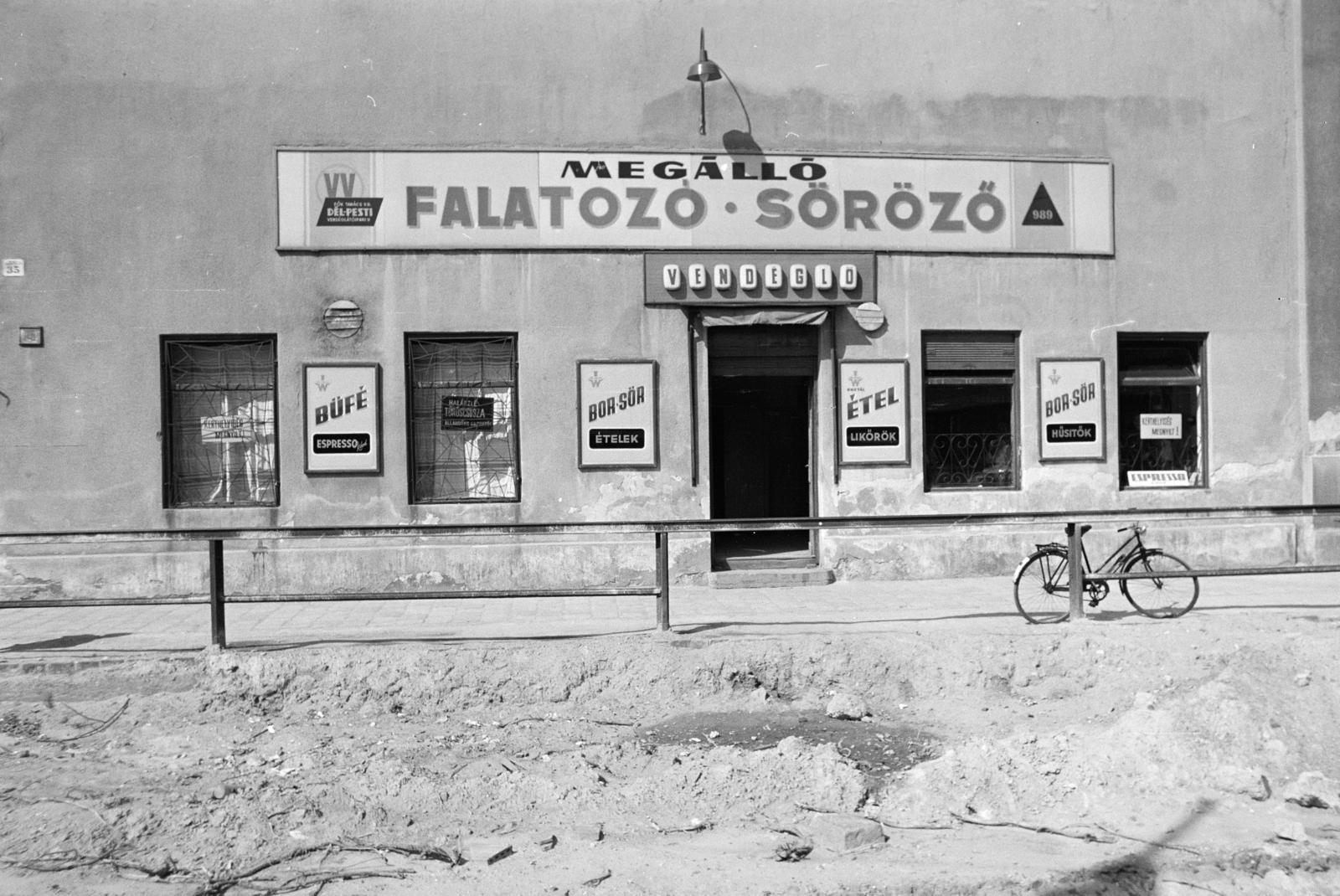 Hungary, Budapest IX., Soroksári út 35., Megálló Falatozó-Söröző. A kép forrását kérjük így adja meg: Fortepan / Budapest Főváros Levéltára. Levéltári jelzet: HU.BFL.XV.19.c.10, 1972, Budapest Főváros Levéltára / BRFK helyszínelési fényképei, BRFK Hivatala Bűnügyi Technikai Osztály, buffet, bicycle, Budapest, Fortepan #281695