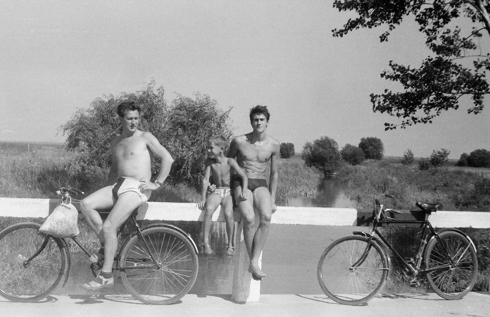 Hungary, Pákozd, híd a Császár-víz fölött Pákozd és Dinnyés között., 1965, Umann Kornél, bicycle, bathing suit, tableau, string bag, Fortepan #28170