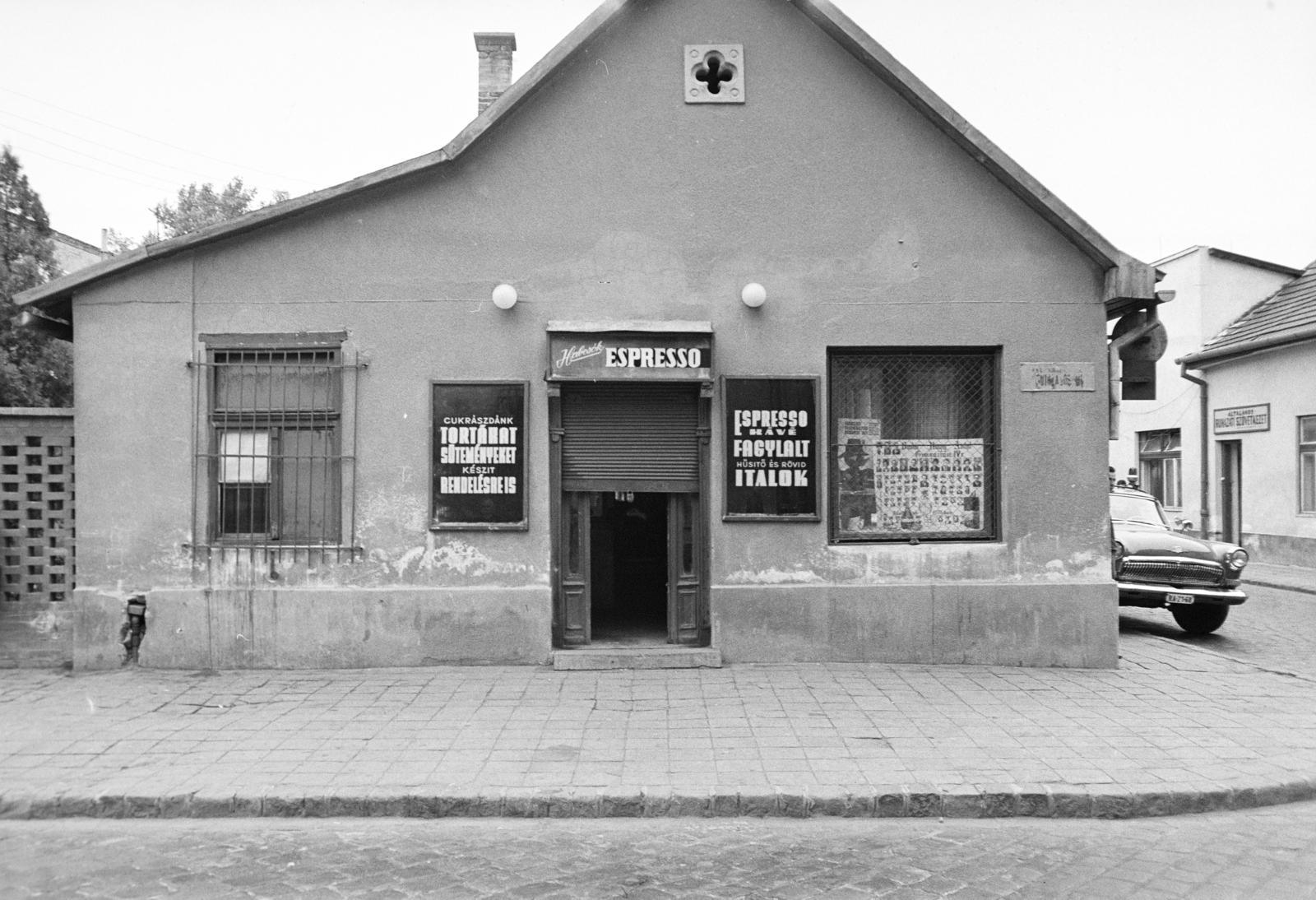 Magyarország, Budapest XXII., Kossuth Lajos utca, Habcsók eszpresszó, jobbra a Mihalik Sándor (Iskola) utca. A kép forrását kérjük így adja meg: Fortepan / Budapest Főváros Levéltára. Levéltári jelzet: HU.BFL.XV.19.c.10, 1972, Budapest Főváros Levéltára / BRFK helyszínelési fényképei, BRFK Hivatala Bűnügyi Technikai Osztály, ablakrács, eszpresszó, Budapest, Fortepan #281719