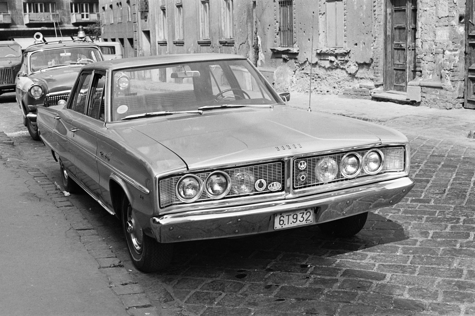 A kép forrását kérjük így adja meg: Fortepan / Budapest Főváros Levéltára. Levéltári jelzet: HU.BFL.XV.19.c.10, 1972, Budapest Főváros Levéltára / BRFK helyszínelési fényképei, BRFK Hivatala Bűnügyi Technikai Osztály, Dodge-márka, Dodge Coronet, Fortepan #281721