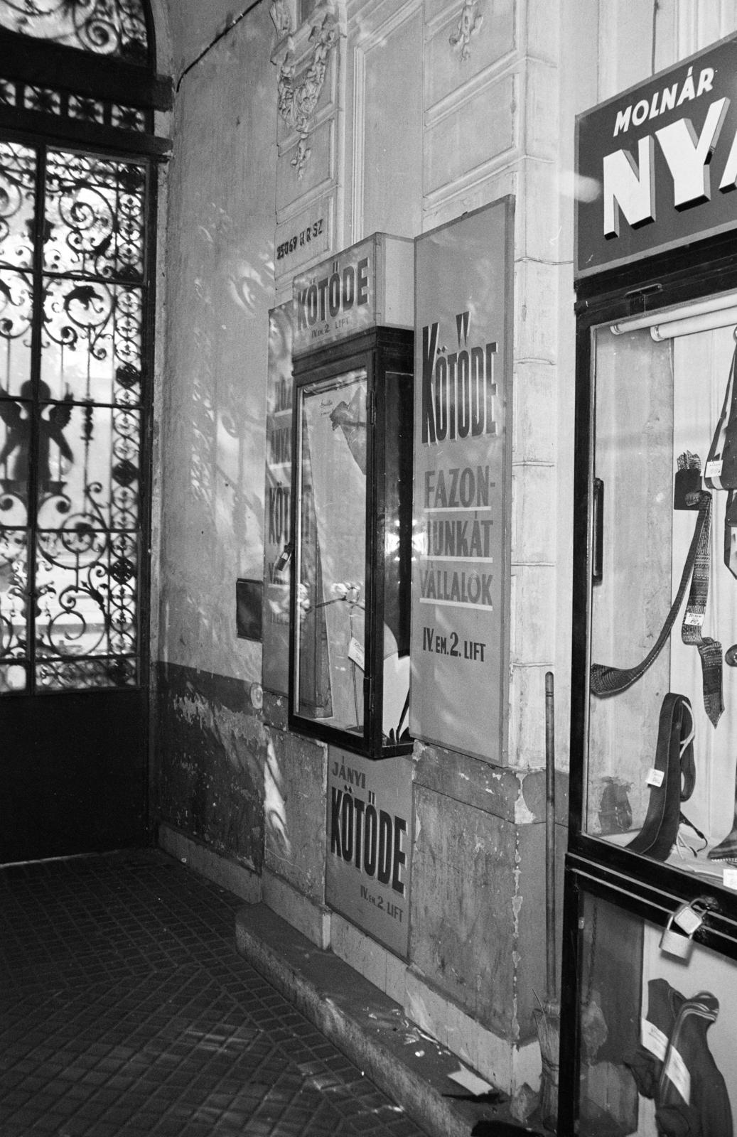 Magyarország, Budapest XIII., Váci út, a felvétel a 6-os számú ház kapualjában készült. A kép forrását kérjük így adja meg: Fortepan / Budapest Főváros Levéltára. Levéltári jelzet: HU.BFL.XV.19.c.10, 1972, Budapest Főváros Levéltára / BRFK helyszínelési fényképei, BRFK Hivatala Bűnügyi Technikai Osztály, kisiparos, kötőde, vitrin, kapualj, Budapest, Fortepan #281723
