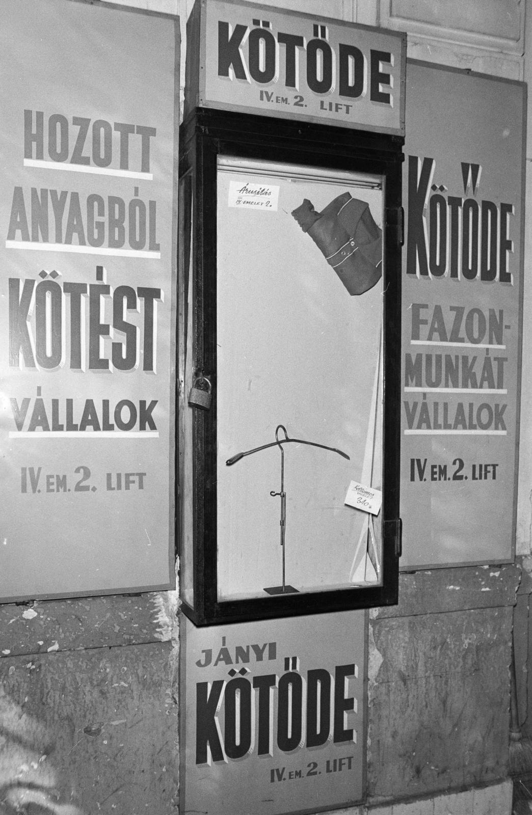 Hungary, Budapest XIII., Váci út, a felvétel a 6-os számú ház kapualjában készült. A kép forrását kérjük így adja meg: Fortepan / Budapest Főváros Levéltára. Levéltári jelzet: HU.BFL.XV.19.c.10, 1972, Budapest Főváros Levéltára / BRFK helyszínelési fényképei, BRFK Hivatala Bűnügyi Technikai Osztály, tradie, knitting, cabinet, gateway, Budapest, Fortepan #281724