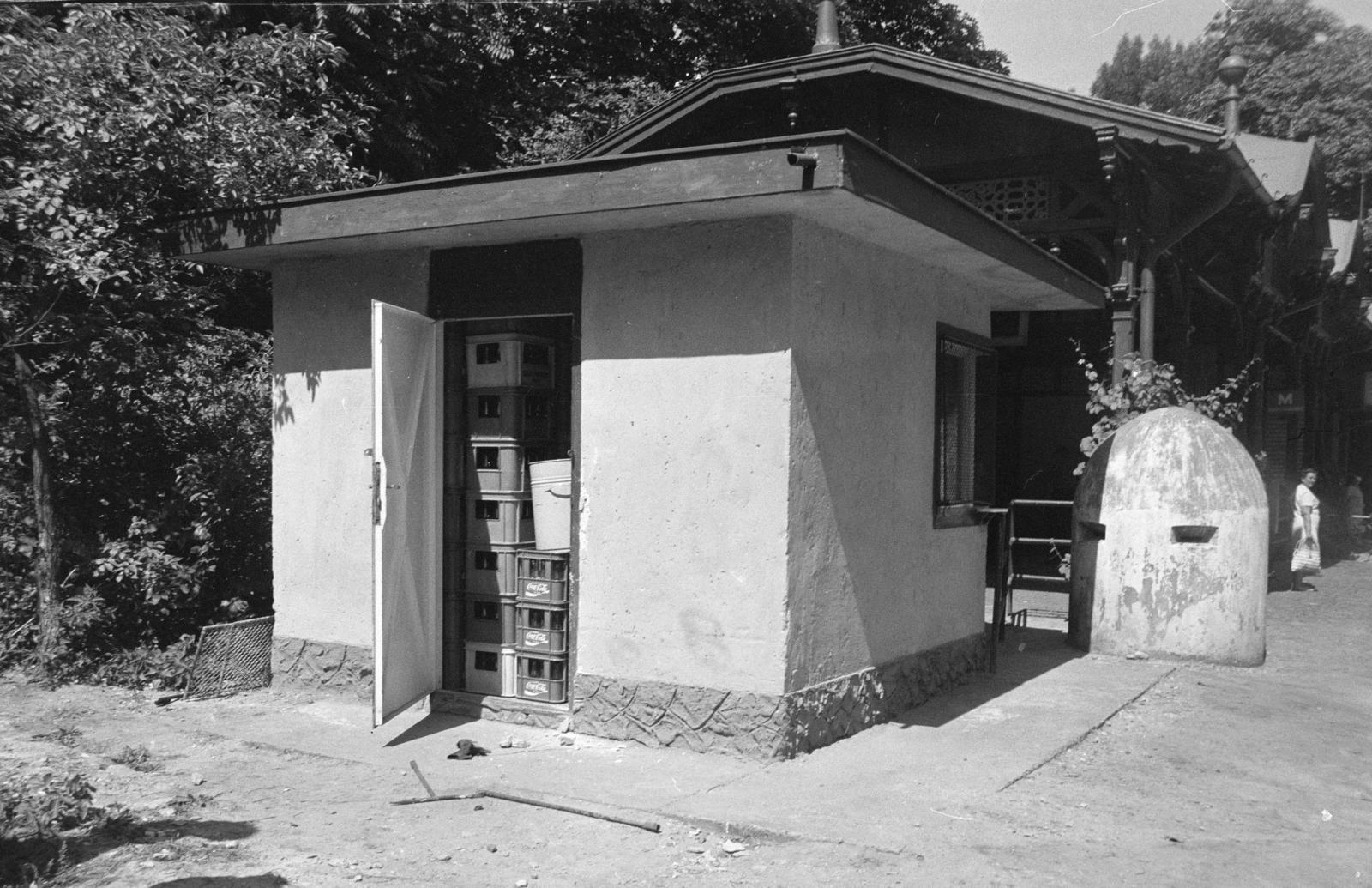 Hungary, Budapest XII., Zugliget, a Pest-Budai Vendéglátó Vállalat büféje az 58-as villamos végállomásánál. A kép forrását kérjük így adja meg: Fortepan / Budapest Főváros Levéltára. Levéltári jelzet: HU.BFL.XV.19.c.10, 1972, Budapest Főváros Levéltára / BRFK helyszínelési fényképei, BRFK Hivatala Bűnügyi Technikai Osztály, Budapest, Fortepan #281726