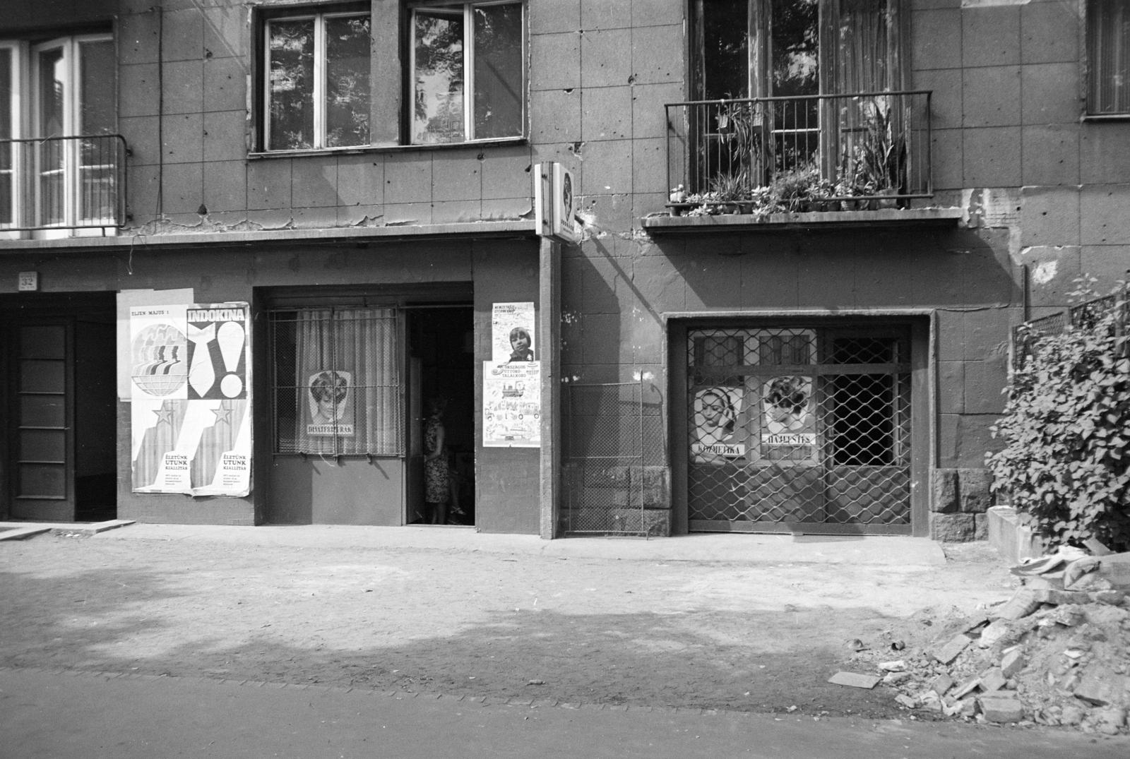 A kép forrását kérjük így adja meg: Fortepan / Budapest Főváros Levéltára. Levéltári jelzet: HU.BFL.XV.19.c.10, 1972, Budapest Főváros Levéltára / BRFK helyszínelési fényképei, BRFK Hivatala Bűnügyi Technikai Osztály, poster, Fortepan #281729