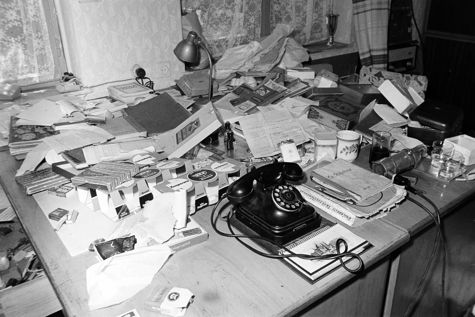 A kép forrását kérjük így adja meg: Fortepan / Budapest Főváros Levéltára. Levéltári jelzet: HU.BFL.XV.19.c.10, 1972, Budapest Főváros Levéltára / BRFK helyszínelési fényképei, BRFK Hivatala Bűnügyi Technikai Osztály, telephone, office, mess, papers, Fortepan #281733