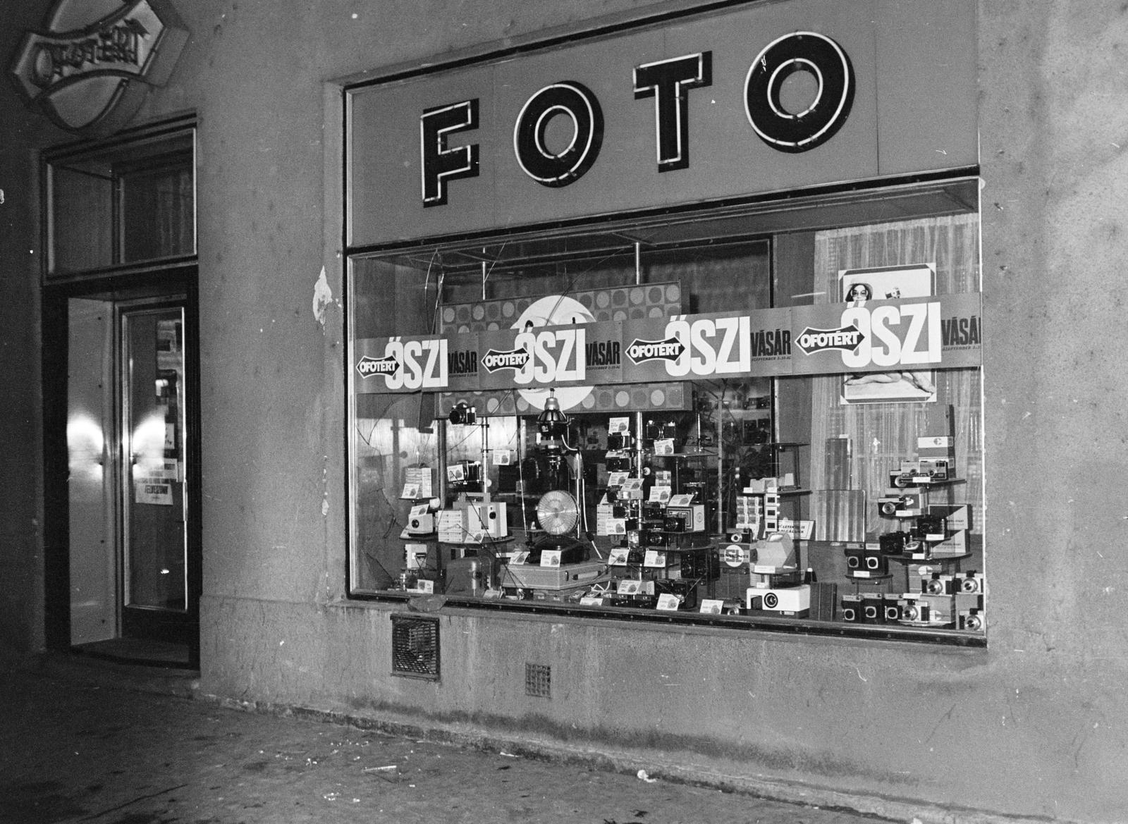 A kép forrását kérjük így adja meg: Fortepan / Budapest Főváros Levéltára. Levéltári jelzet: HU.BFL.XV.19.c.10, 1972, Budapest Főváros Levéltára / BRFK helyszínelési fényképei, BRFK Hivatala Bűnügyi Technikai Osztály, camera store, photography, Show window, Fortepan #281743