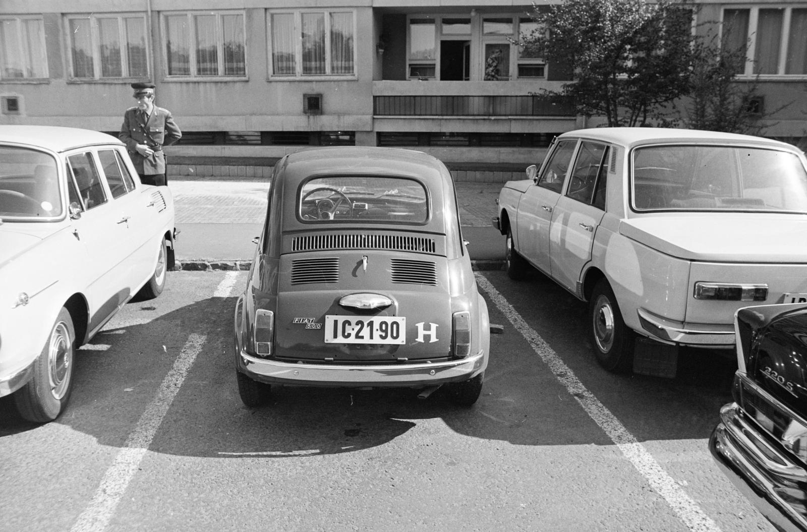 Hungary, Budapest I., Attila út, a felvétel az Alexandriai Szent Katalin-templom előtti parkolóban készült. A kép forrását kérjük így adja meg: Fortepan / Budapest Főváros Levéltára. Levéltári jelzet: HU.BFL.XV.19.c.10, 1972, Budapest Főváros Levéltára / BRFK helyszínelési fényképei, BRFK Hivatala Bűnügyi Technikai Osztály, number plate, Budapest, Fortepan #281749