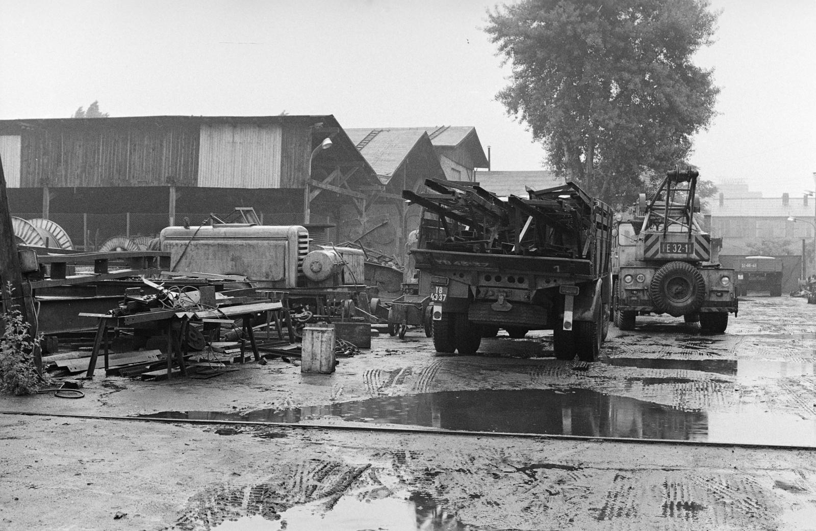 A kép forrását kérjük így adja meg: Fortepan / Budapest Főváros Levéltára. Levéltári jelzet: HU.BFL.XV.19.c.10, 1972, Budapest Főváros Levéltára / BRFK helyszínelési fényképei, BRFK Hivatala Bűnügyi Technikai Osztály, mobile crane, number plate, Fortepan #281758