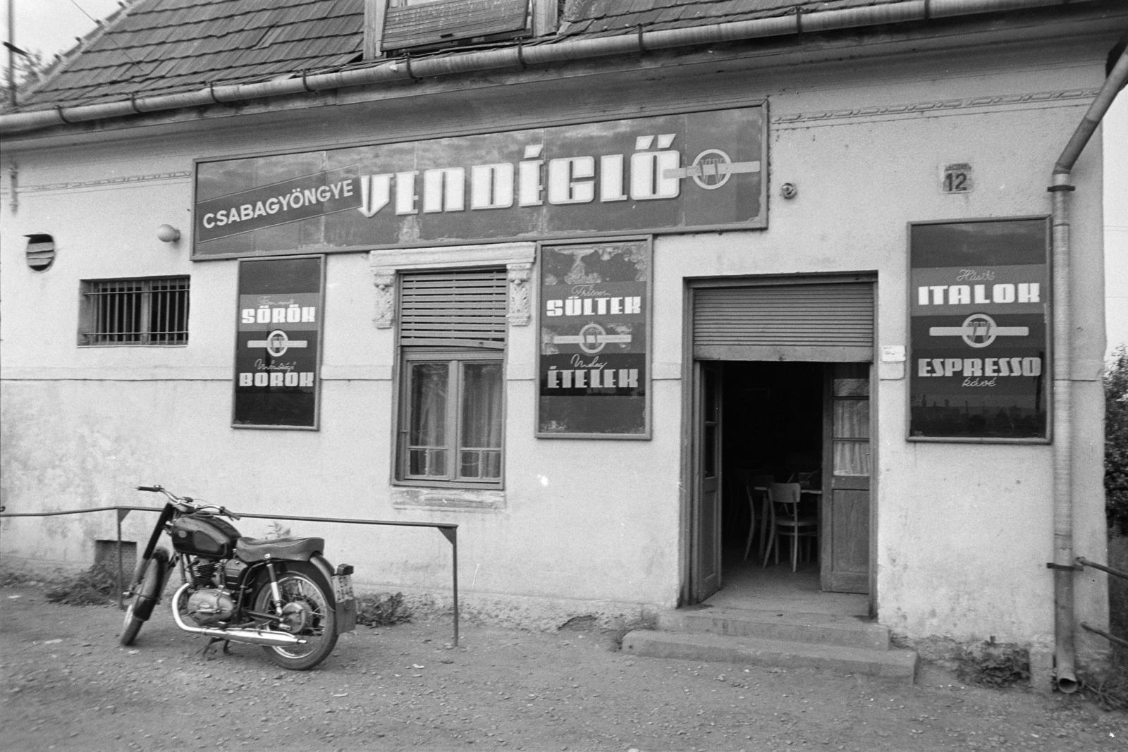 Hungary, Budapest XVII., Czeglédi Mihály (Kelecsény) utca 12., Csabagyöngye vendéglő. A kép forrását kérjük így adja meg: Fortepan / Budapest Főváros Levéltára. Levéltári jelzet: HU.BFL.XV.19.c.10, 1972, Budapest Főváros Levéltára / BRFK helyszínelési fényképei, BRFK Hivatala Bűnügyi Technikai Osztály, motorcycle, restaurant, Budapest, Fortepan #281766
