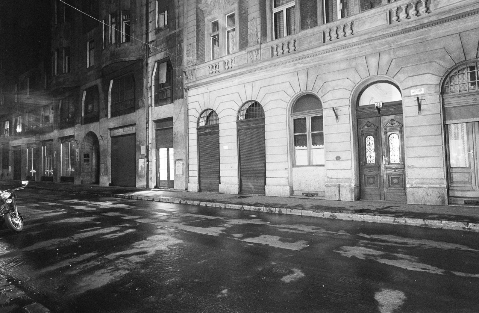 Hungary, Budapest VII., Dohány utca, szemben a 22-24. és 26. számú ház. A kép forrását kérjük így adja meg: Fortepan / Budapest Főváros Levéltára. Levéltári jelzet: HU.BFL.XV.19.c.10, 1972, Budapest Főváros Levéltára / BRFK helyszínelési fényképei, BRFK Hivatala Bűnügyi Technikai Osztály, Budapest, Fortepan #281775