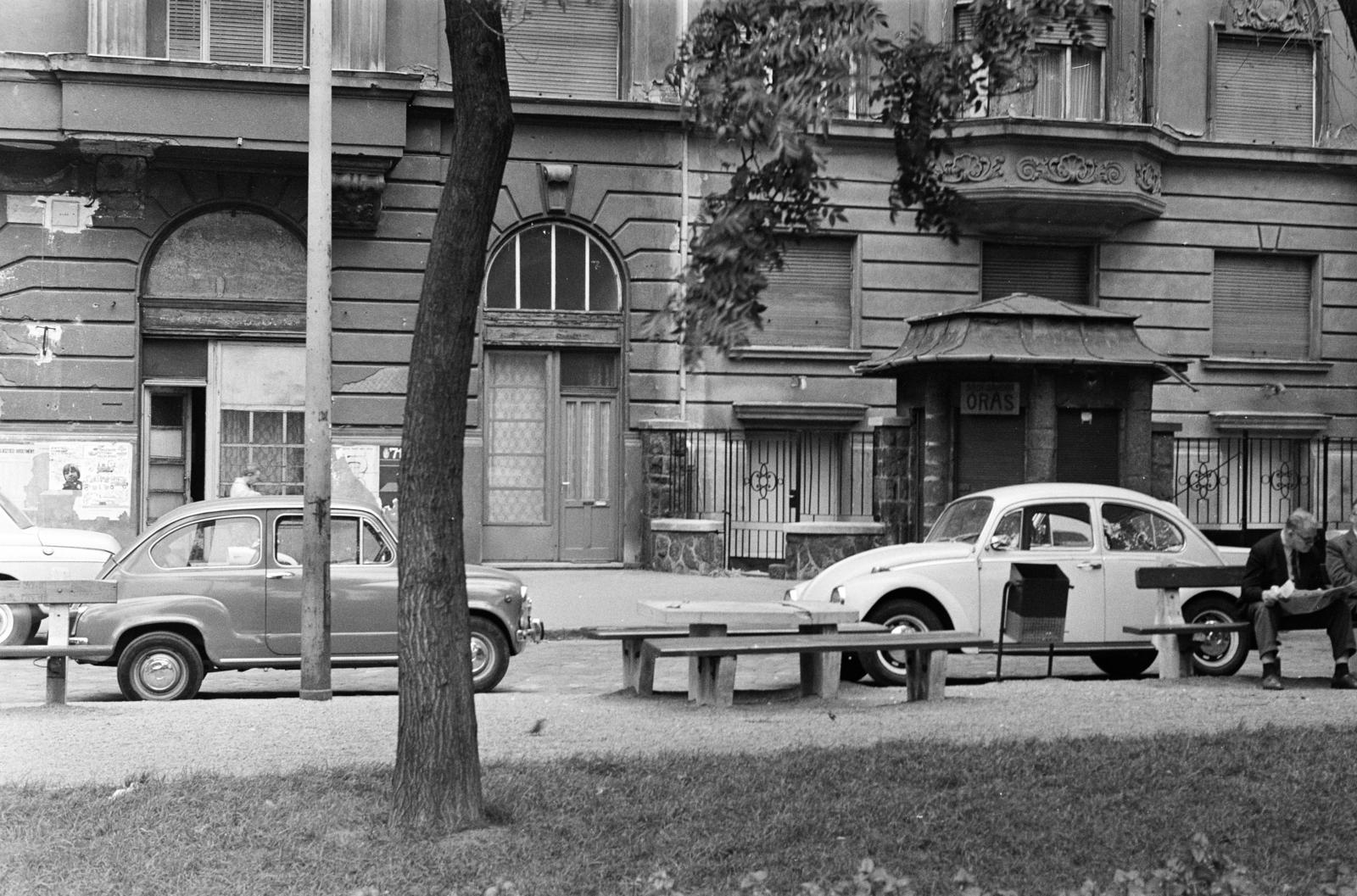 Hungary, Budapest VII., a felvétel a Bethlen Gábor tér 3. számú ház előtt készült. A kép forrását kérjük így adja meg: Fortepan / Budapest Főváros Levéltára. Levéltári jelzet: HU.BFL.XV.19.c.10, 1971, Budapest Főváros Levéltára / BRFK helyszínelési fényképei, BRFK Hivatala Bűnügyi Technikai Osztály, Volkswagen Beetle, Budapest, Fortepan #281779