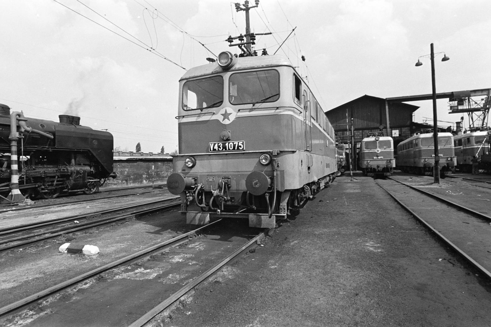 A kép forrását kérjük így adja meg: Fortepan / Budapest Főváros Levéltára. Levéltári jelzet: HU.BFL.XV.19.c.10, 1972, Budapest Főváros Levéltára / BRFK helyszínelési fényképei, BRFK Hivatala Bűnügyi Technikai Osztály, electric locomotive, steam locomotive, MÁV V43 series, water crane, Fortepan #281782