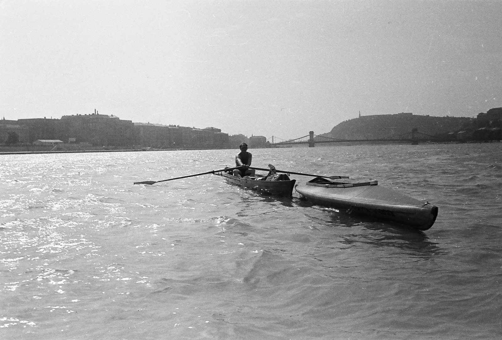 Magyarország, Budapest, Duna a Margit híd és a Széchenyi Lánchíd között, háttérben a Gellért-hegy., 1966, Umann Kornél, kajak, evezés, kielboot, Duna, Budapest, függőhíd, William Tierney Clark-terv, Klepper-márka, Fortepan #28179