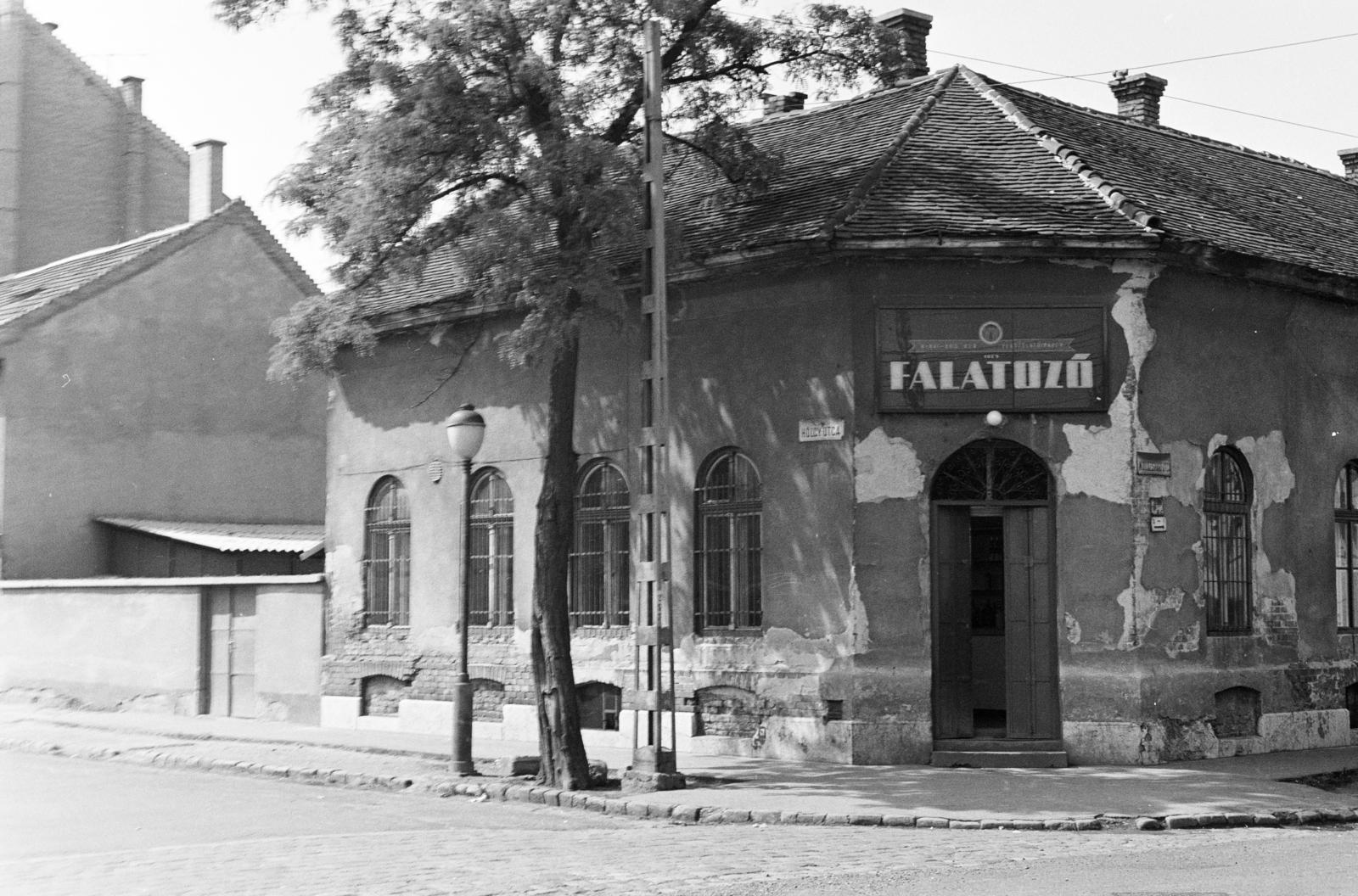 Magyarország, Budapest X., Hölgy utca 50/b (Kolozsvári utca sarok), Falatozó. A kép forrását kérjük így adja meg: Fortepan / Budapest Főváros Levéltára. Levéltári jelzet: HU.BFL.XV.19.c.10, 1972, Budapest Főváros Levéltára / BRFK helyszínelési fényképei, BRFK Hivatala Bűnügyi Technikai Osztály, sarokház, büfé, Budapest, Fortepan #281811