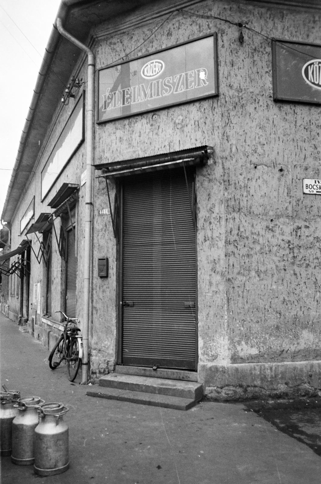 Magyarország, Budapest IV., Mártírok útja - Bocskai utca sarok. A kép forrását kérjük így adja meg: Fortepan / Budapest Főváros Levéltára. Levéltári jelzet: HU.BFL.XV.19.c.10, 1972, Budapest Főváros Levéltára / BRFK helyszínelési fényképei, BRFK Hivatala Bűnügyi Technikai Osztály, kerékpár, redőny, sarokház, Budapest, Fortepan #281821