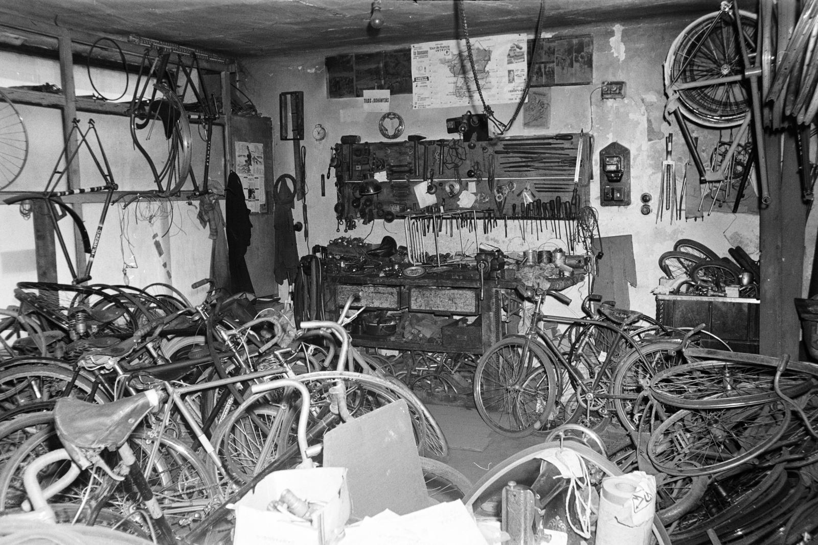 Hungary, Budapest II., Rómer Flóris utca 2/a, a felvétel Plaszkó István kerékpár-, varrógép- és írógépműszerész műhelyében készült. A kép forrását kérjük így adja meg: Fortepan / Budapest Főváros Levéltára. Levéltári jelzet: HU.BFL.XV.19.c.10, 1972, Budapest Főváros Levéltára / BRFK helyszínelési fényképei, BRFK Hivatala Bűnügyi Technikai Osztály, bicycle repairman, bicycle parts, bicycle, Budapest, Fortepan #281836