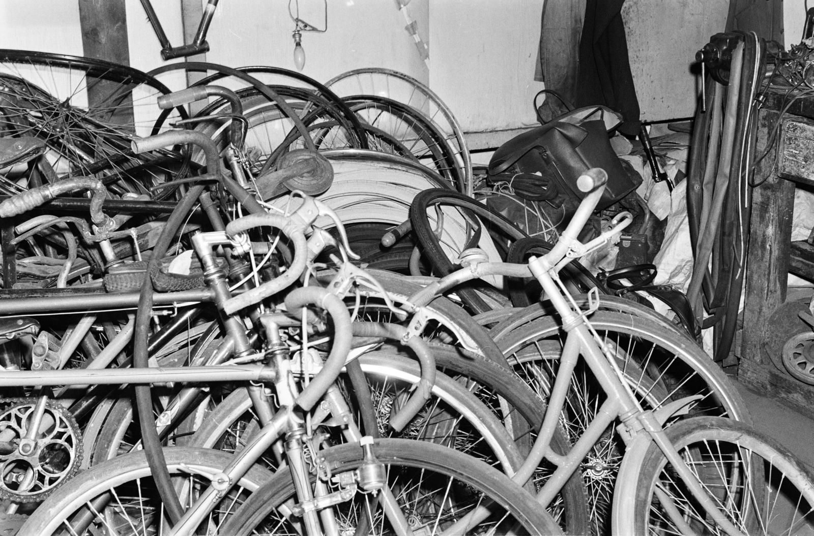 Hungary, Budapest II., Rómer Flóris utca 2/a, a felvétel Plaszkó István kerékpár-, varrógép- és írógépműszerész műhelyében készült. A kép forrását kérjük így adja meg: Fortepan / Budapest Főváros Levéltára. Levéltári jelzet: HU.BFL.XV.19.c.10, 1972, Budapest Főváros Levéltára / BRFK helyszínelési fényképei, BRFK Hivatala Bűnügyi Technikai Osztály, bicycle repairman, bicycle parts, bicycle, Budapest, Fortepan #281837