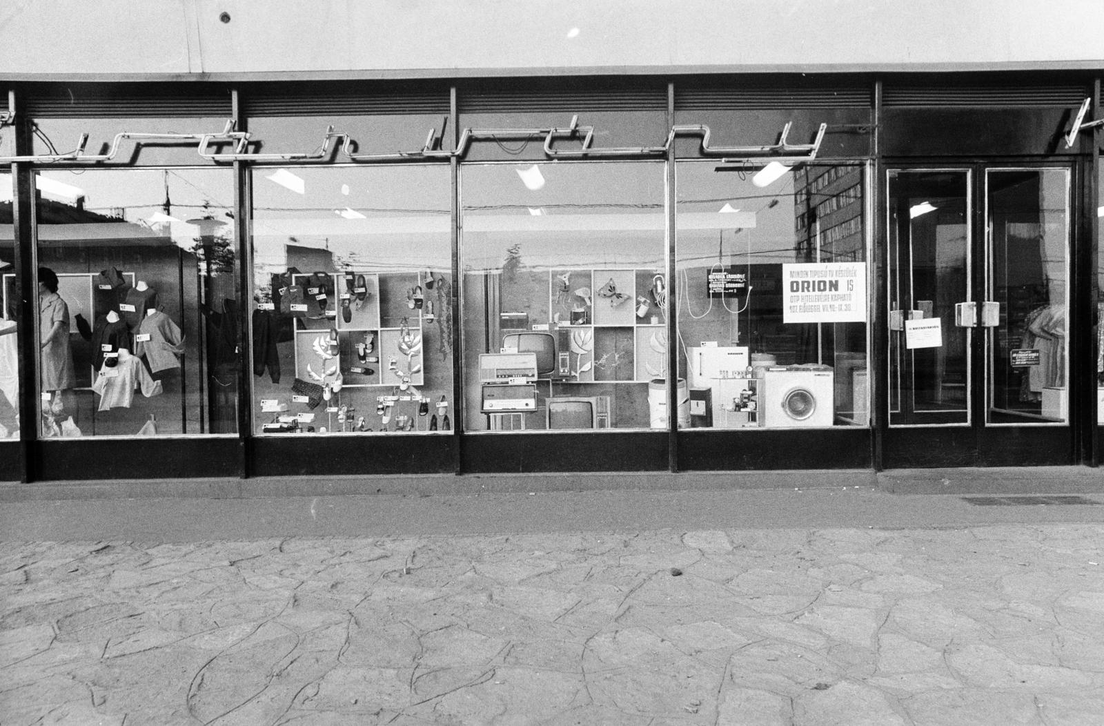 Magyarország, Budapest XIV., Bosnyák tér 2., Szivárvány Áruház. A kép forrását kérjük így adja meg: Fortepan / Budapest Főváros Levéltára. Levéltári jelzet: HU.BFL.XV.19.c.10, 1972, Budapest Főváros Levéltára / BRFK helyszínelési fényképei, BRFK Hivatala Bűnügyi Technikai Osztály, kirakat, Szivárvány-áruház, üzletportál, Budapest, Fortepan #281846