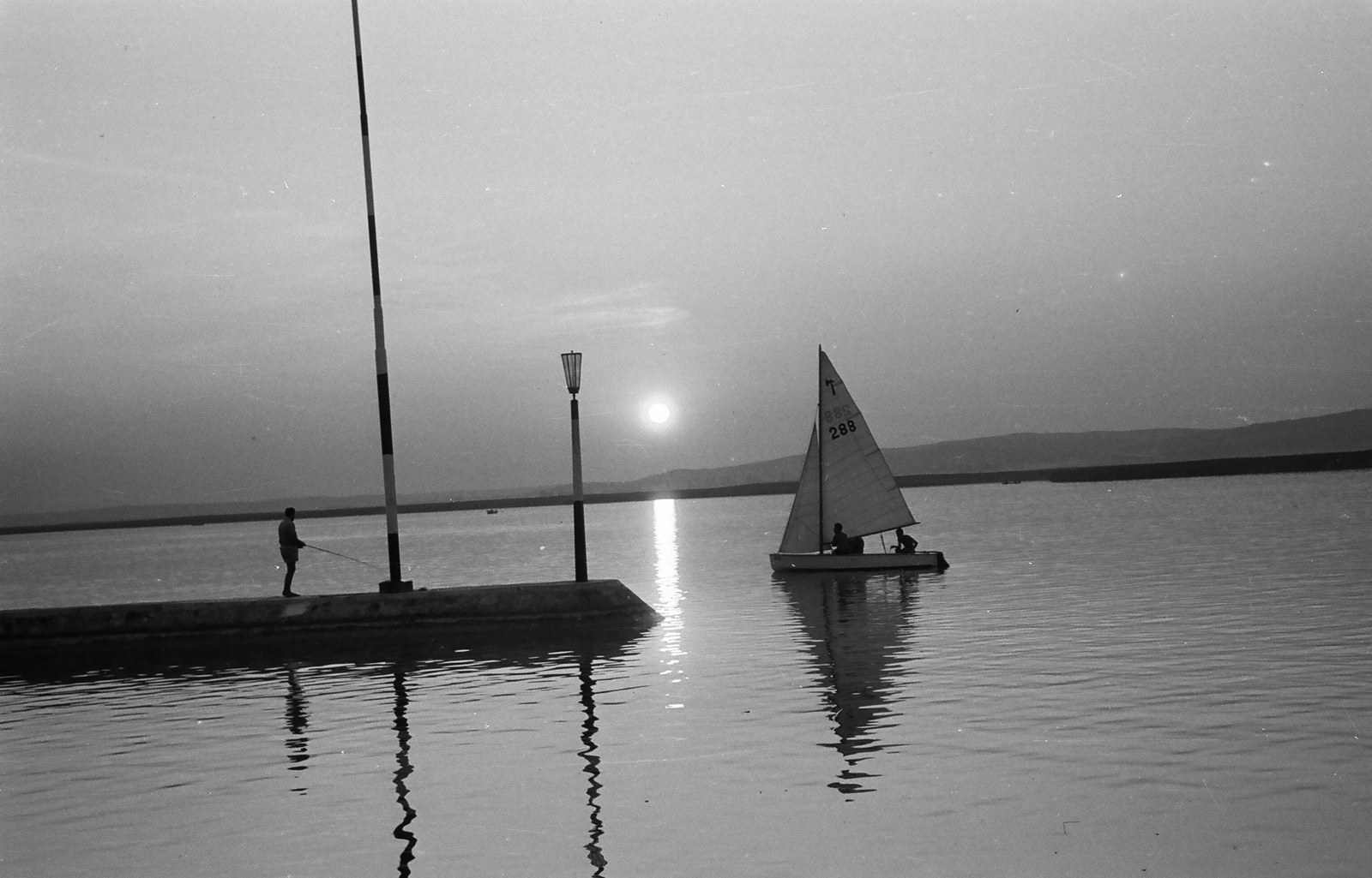 Hungary, Lake Velence, Agárd, kikötő., 1967, Umann Kornél, sailboat, dusk, water surface, Fortepan #28186