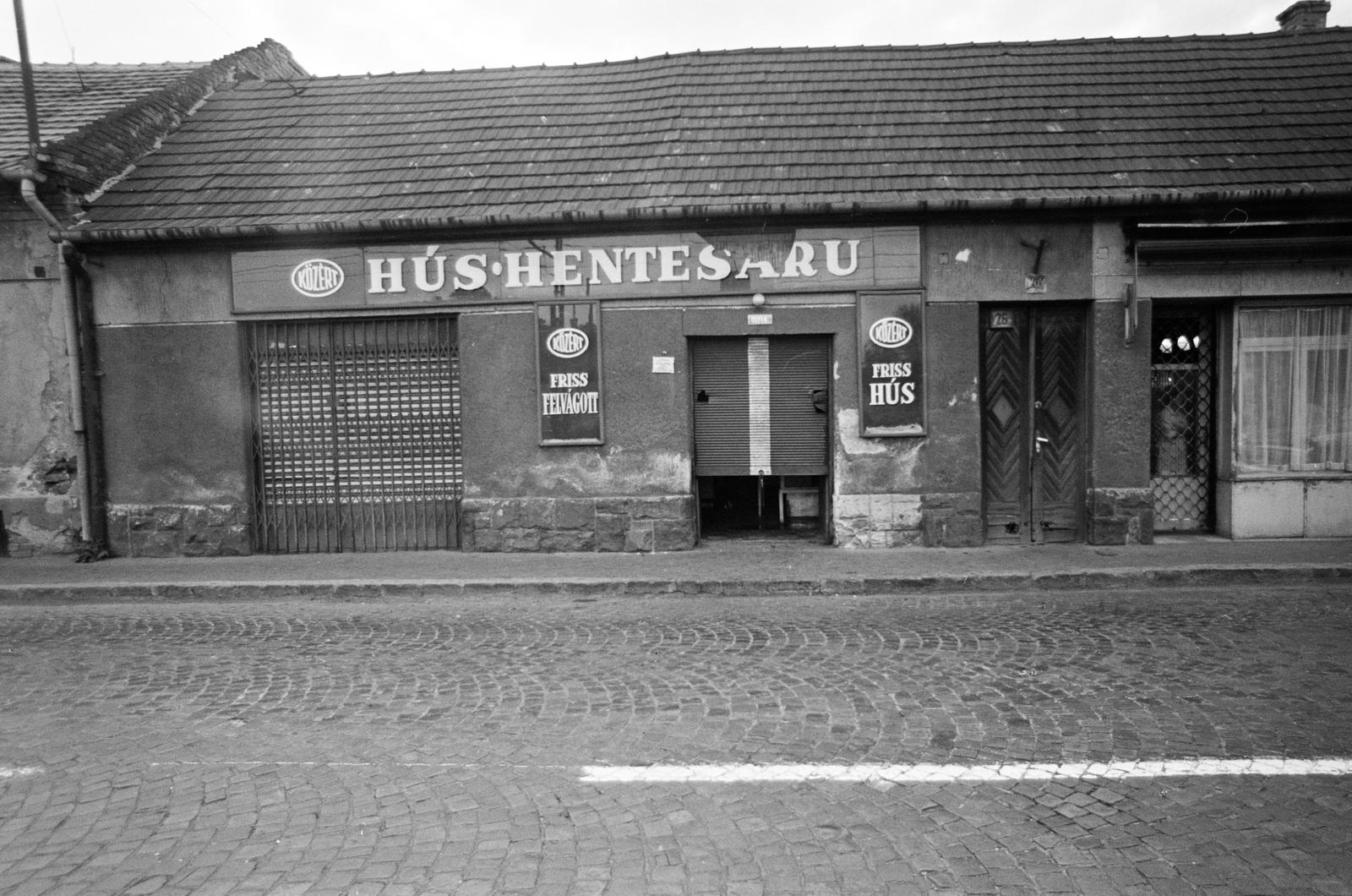 Hungary, Budapest XI., Fehérvári (Szabadság) út az Albertfalvai utcánál lévő villamosmegállónál, KÖZÉRT Hús-Hentesáru üzlet (ekkor Szabadság út 26.). A kép forrását kérjük így adja meg: Fortepan / Budapest Főváros Levéltára. Levéltári jelzet: HU.BFL.XV.19.c.10, 1972, Budapest Főváros Levéltára / BRFK helyszínelési fényképei, BRFK Hivatala Bűnügyi Technikai Osztály, store display, shutter, Budapest, Fortepan #281865