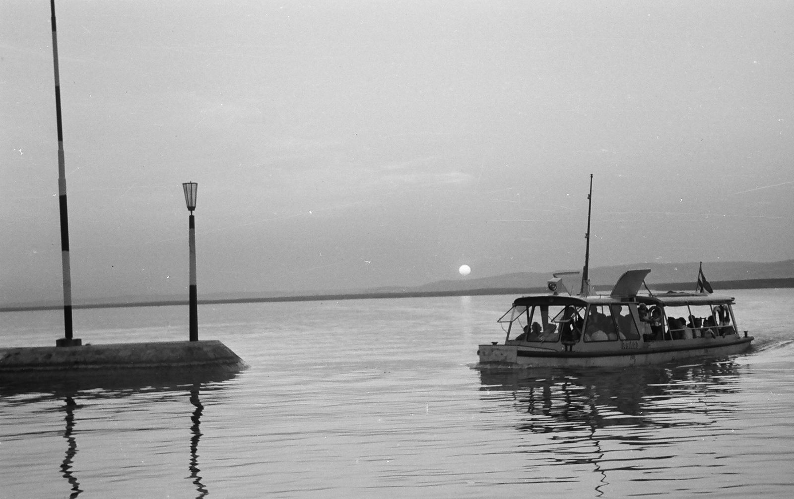 Hungary, Lake Velence, Agárd, az Agárd nevű motoros a kikötőnél., 1967, Umann Kornél, ship, Agárd ship, water surface, Fortepan #28187