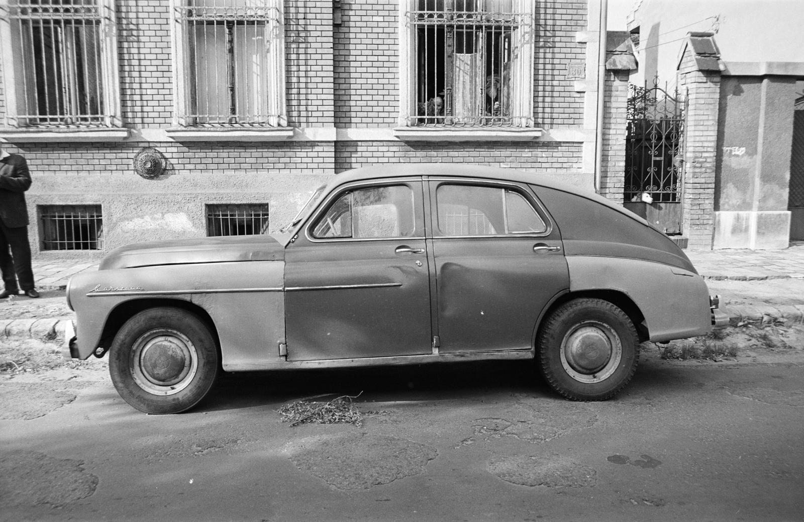 Magyarország, Budapest VIII., Reguly Antal utca, háttérben a 30. számú ház. A kép forrását kérjük így adja meg: Fortepan / Budapest Főváros Levéltára. Levéltári jelzet: HU.BFL.XV.19.c.10, 1972, Budapest Főváros Levéltára / BRFK helyszínelési fényképei, BRFK Hivatala Bűnügyi Technikai Osztály, járműroncs, FSO Warszawa, Budapest, Fortepan #281880