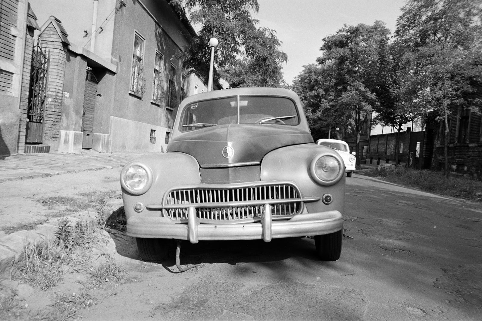 Magyarország, Budapest VIII., Reguly Antal utca, balra a 30. és 32. számú ház. A kép forrását kérjük így adja meg: Fortepan / Budapest Főváros Levéltára. Levéltári jelzet: HU.BFL.XV.19.c.10, 1972, Budapest Főváros Levéltára / BRFK helyszínelési fényképei, BRFK Hivatala Bűnügyi Technikai Osztály, járműroncs, FSO Warszawa, Budapest, Fortepan #281881