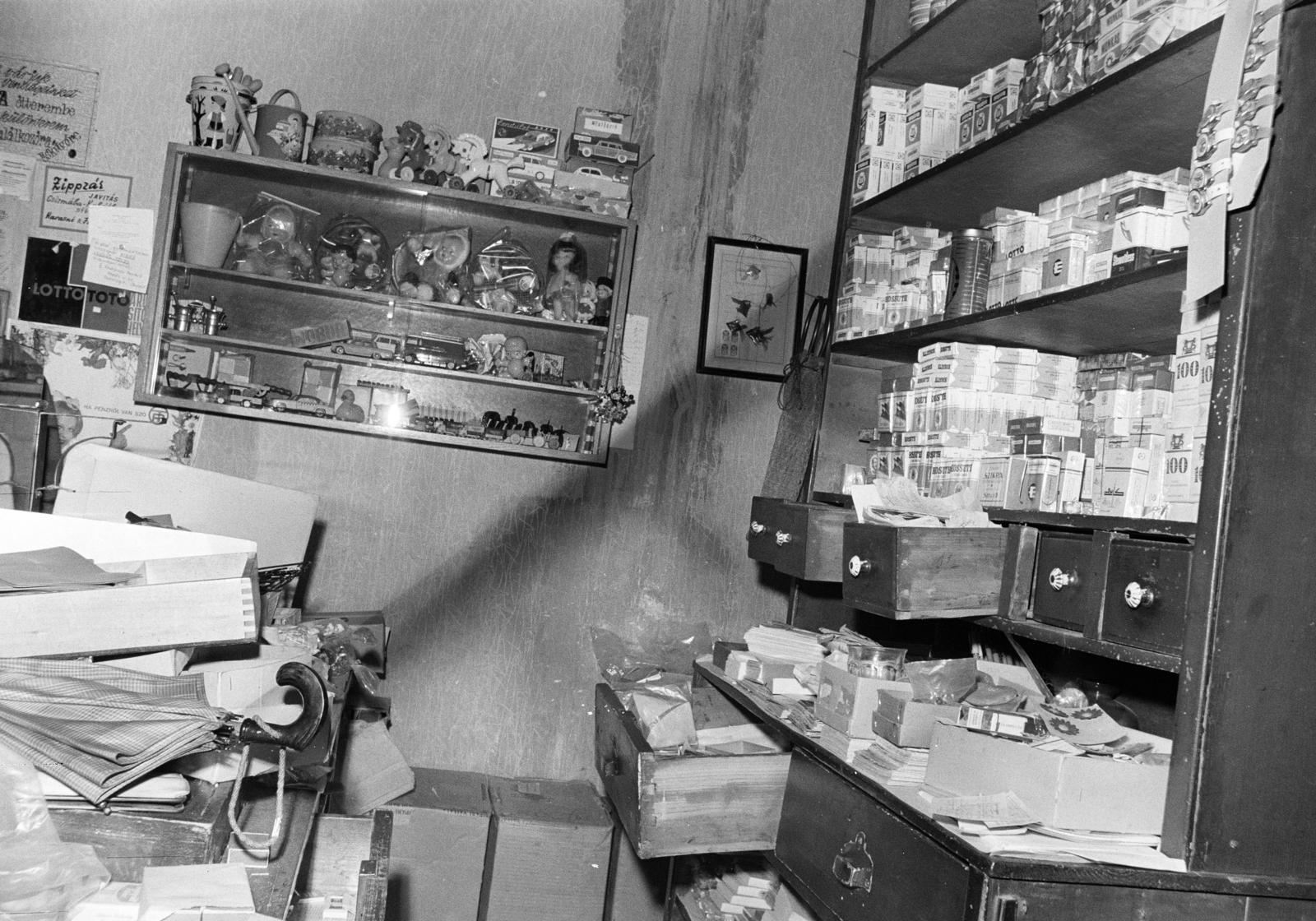 Hungary, Budapest II., Varsányi Irén utca, a felvétel az 1-es számú házban lévő trafikban készült. A kép forrását kérjük így adja meg: Fortepan / Budapest Főváros Levéltára. Levéltári jelzet: HU.BFL.XV.19.c.10, 1972, Budapest Főváros Levéltára / BRFK helyszínelési fényképei, BRFK Hivatala Bűnügyi Technikai Osztály, tobacco shop, cigarette, model car, toy doll, toy animal, Budapest, Fortepan #281887