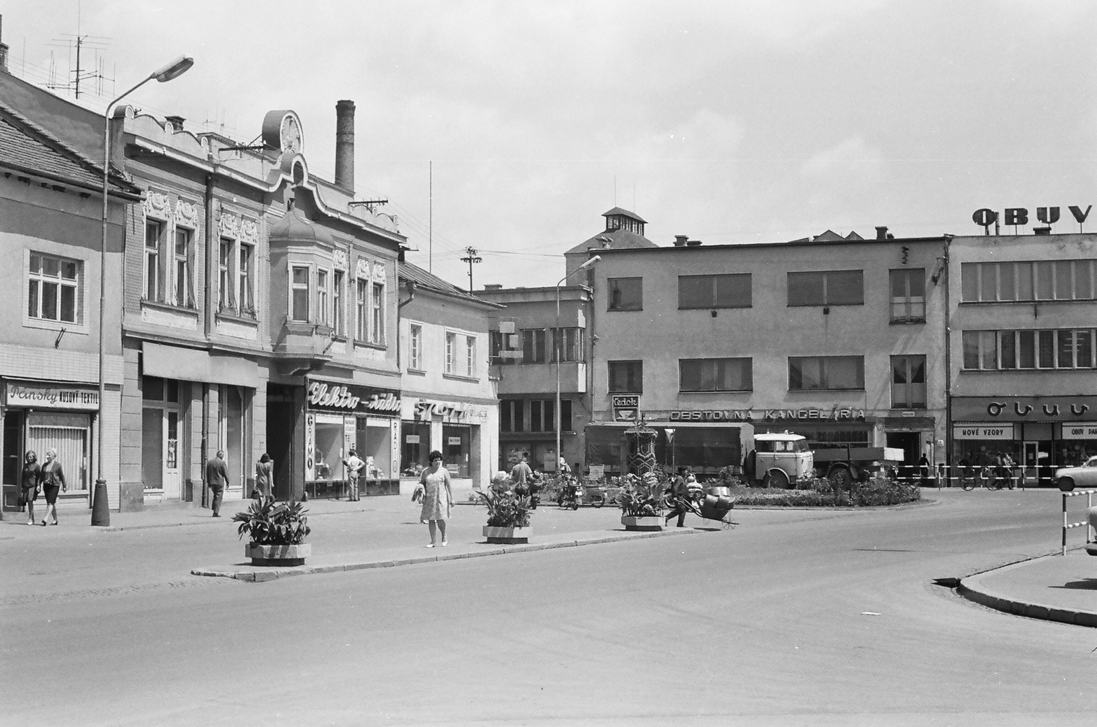 Slovakia, Liptovský Mikuláš, Fő tér., 1968, Umann Kornél, Czechoslovakia, commercial vehicle, shoe store, clothing store, electronics store, Fortepan #28189