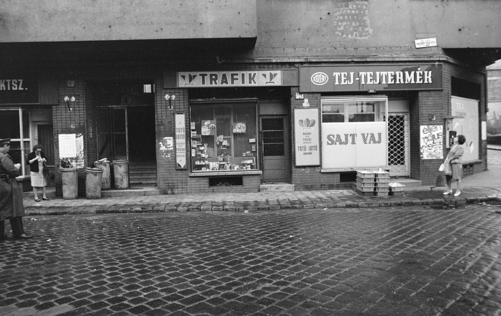 Magyarország, Budapest II., Varsányi Irén utca 1. számú ház üzleteinek portáljai. Jobbra a Kapás utca. A kép forrását kérjük így adja meg: Fortepan / Budapest Főváros Levéltára. Levéltári jelzet: HU.BFL.XV.19.c.10, 1972, Budapest Főváros Levéltára / BRFK helyszínelési fényképei, BRFK Hivatala Bűnügyi Technikai Osztály, trafik, tejbolt, üzletportál, Budapest, Fortepan #281891